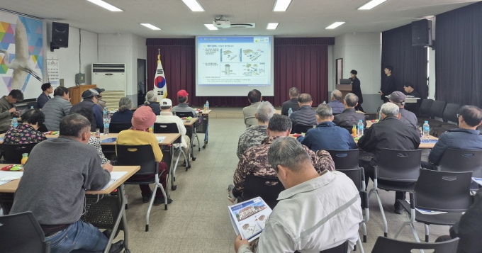 지난 11일 신평면사무소에서 열린 신평교안농어촌마을 하수도 정비사업 주민설명회 모습./사진제공=경북 의성군