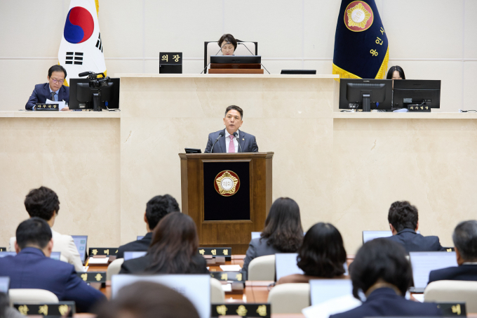 용인시의회 이창식 의원이 14일 열린 제291회 임시회 제2차 본회의에서 대표발의한 '용인시 철도망 구축을 위한 국가 및 경기도 철도계획 반영 촉구 결의안'을 설명하고 있다. /사진제공=용인특례시의회