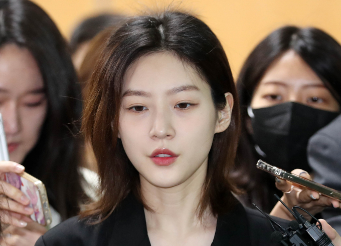  고(故) 배우 김새론의 어머니가  유튜브 채널 '가로세로연구소'(가세연)를 통해 딸의 명예를 되찾고 싶다는 입장을 밝혔다. 사진은 배우 김새론이 서울 서초구 서울중앙지법에서 열린 도로교통법 위반(음주운전) 등 혐의 선고 공판을 마치고 나서며 취재진 질문에 답하고 있는 모습. /사진=뉴스1