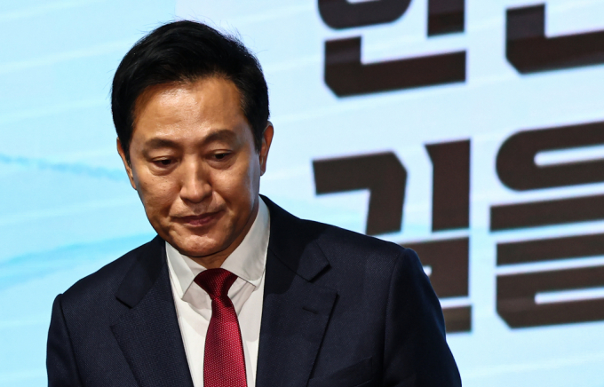오세훈 서울시장이 윤석열 대통령 탄핵 촉구 집회와 관련해 광화문과 헌법재판소 인근에 설치된 야당 및 노동단체의 천막을 '불법 점거'로 규정하며 변상금 부과 등 강경 대응을 예고했다. 사진은 오 시장이 지난달 서울 중구 서울시청 다목적홀에서 열린 제4회 서울시 안보포럼 '트럼프 2기, 한반도 안보의 길을 묻다'에 참석해 환영사를 마치고 단상을 내려오는 모습. /사진=뉴스1