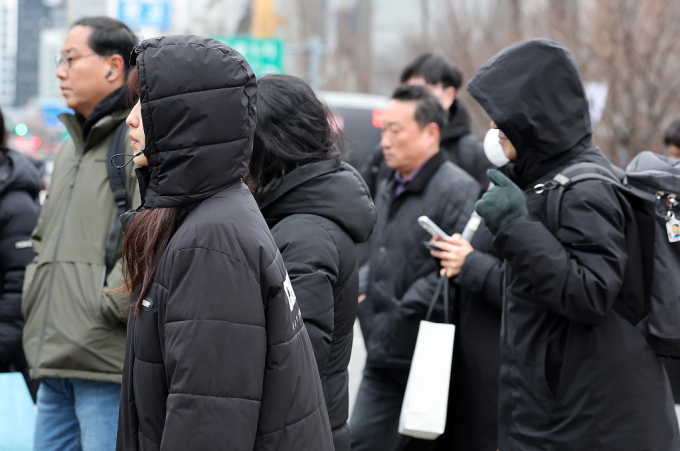 지난 달 4일 서울 종로구 광화문 네거리에서 두꺼운 옷을 입은 시민들이 걷고 있다. /사진=뉴시스