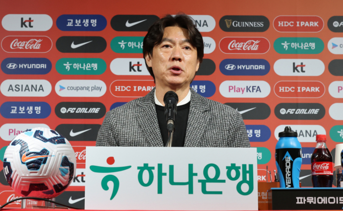 한국축구대표팀이 국내에서 진행되는 2026 북중미월드컵 3차 예선 7·8차전을 앞두고 본격 훈련에 돌입했다. 사진은 지난 3월10일 서울 종로구 축구회관에서 2026 북중미월드컵 3차 예선에 출전할 선수 명단을 발표하는 홍명보 감독의 모습. /사진=뉴스1