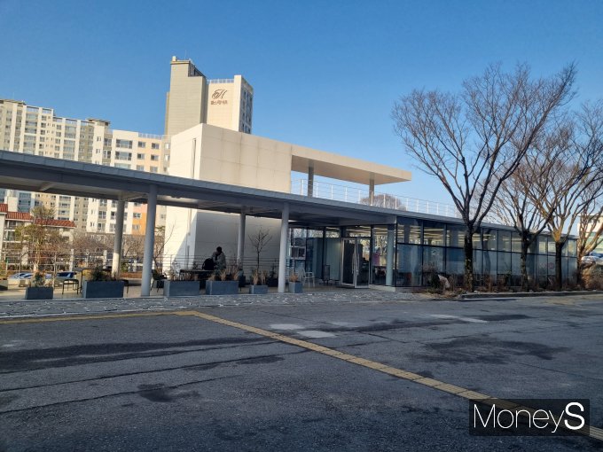 지난해 12월 경북 구미시 청사내 지상1층 건물로 6억원을 투입해 준공했다. 시를 찾은 민원인이 이용하는 커피숍으로 활용하고 있다/사진=머니S 박영우 기자