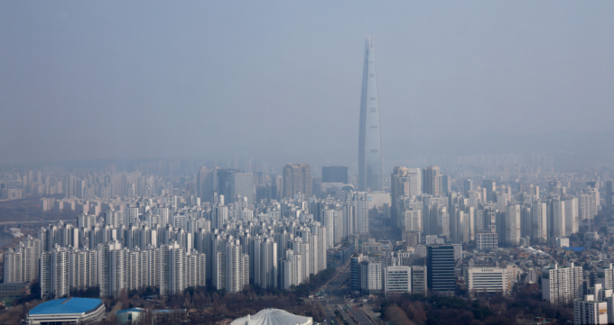  강남3구(강남·서초·송파)의 갭투자 의심 주택 구매 건수가 서울시 토지거래허가구역 해제 직후 2배 이상 증가한 것으로 나타났다. 사진은 서울시내 아파트 단지 모습. /사진=뉴시스