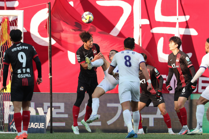 대한축구협회가 부상으로 낙마한 김민재를 대신해 FC서울 김주성을 발탁했다. 사진은 지난달 22일 서울월드컵경기장에서 열린 '하나은행 K리그1 2025' 2라운드 FC서울과 FC안양의 경기에서 FC서울 김주성과 FC안양 마테우스가 볼경합을 벌이고 있는 모습. /사진=뉴스1