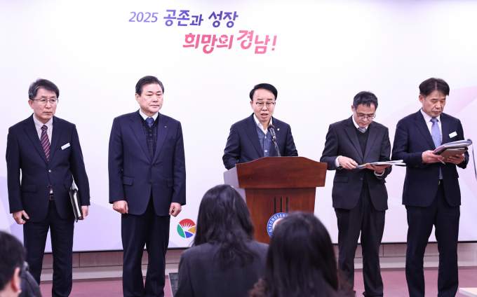 박성호 부산진해경자청장(사진 중앙) 등 관계자들이 17일 경남도청에서 진해 웅동1지구 정상화 방안을 발표하고 있다./사진=경남도