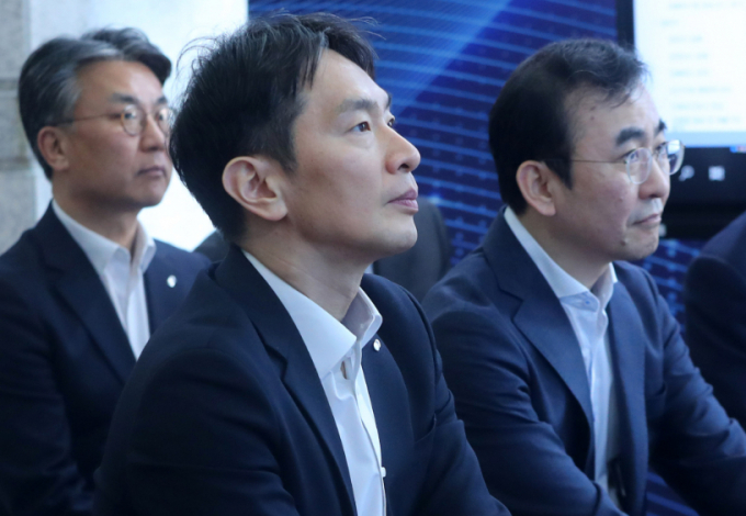  이복현 금융감독원장을 비롯한 임직원들이 17일 오후 서울 영등포구 금융감독원 대강당에서 열린 디지털 전환 선포식에서 시연을 보고 있다. /사진=뉴시스 김혜진 기자 