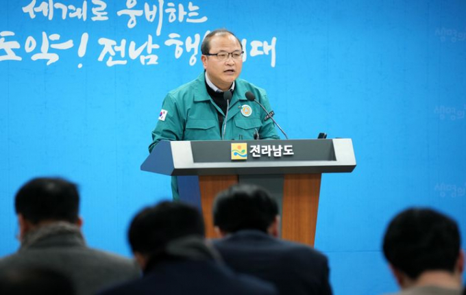 박현식 전남도 농축산식품국장이 17일 도청 브리핑룸에서 구제역 차단방역 대책 추진상황에 대해 브리핑을 하고 있다. /전남도