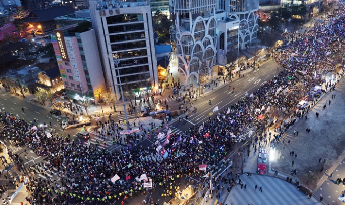 스웨덴 연구소에서 한국 민주주의 수준을 독재화가 진행 중인 상태라고 평가했다. 사진은 지난 15일 서울 종로구 사직로에서 열린 '윤석열즉각퇴진·사회대개혁 비상행동 대행진'에서 참가자들이 구호를  외치며 행진하는 모습. /사진=뉴스1