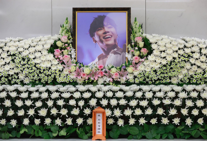 고 휘성 유족이 조의금 전액을 기부하겠다고 밝혔다. 사진은 고 휘성 빈소가 지난 14일 서울 강남구 삼성서울병원 장례식장에 마련된 모습. /사진=뉴시스(사진공동취재단)