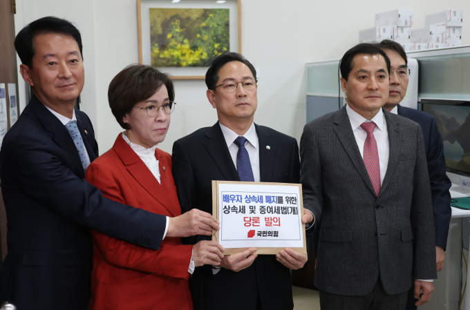 국민의힘이 배우자 상속세 폐지를 위한 상속세 및 증여세법 개정안을 17일 당론으로 발의했다. 사진은 국민의힘 기획재정위원회 박수영 의원(가운데)과 국민의힘 의원들이 17일 서울 여의도 국회 의안과에서 배우자 상속세 폐지를 위한 상속세 및 증여세법 개정안을 제출하기 전 법안 문서를 들고 있는 모습. /사진=뉴시스