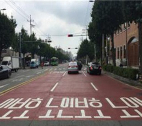노인보호구역을 알리는 인천의 한 도로에 노면표시가 돼 있다. /머니S DB