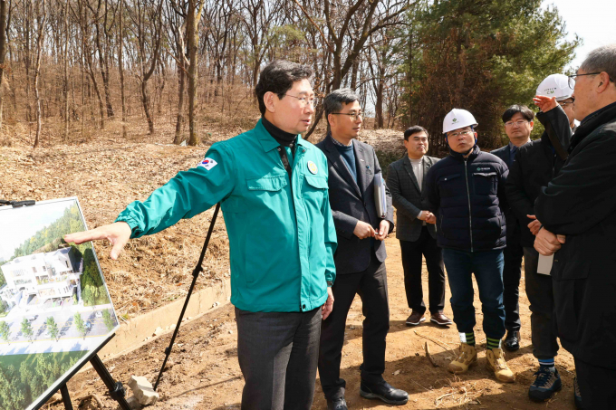 이상일 용인특례시장(왼쪽 첫번째)이 동백1동 행정복지센터 신축 현장을 방문에 공사 상황을 점검하고 있다. /사진제공=용인특례시