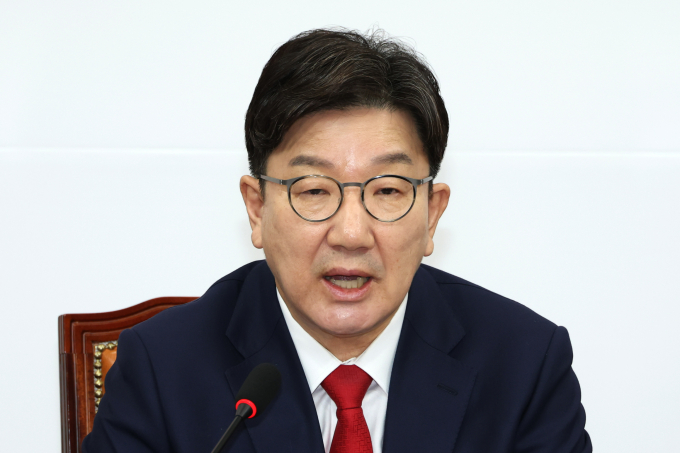 권성동 국민의힘 원내대표가 지방에 추가 주택을 구입할 시 다주택자에 대한 중과세 폐지를 추진하겠다고 말했다. 사진은 권 원내대표가 18일 서울 여의도 국회에서 열린 원내대책회의에서 모두발언 하는 모습. /사진=뉴스1 
