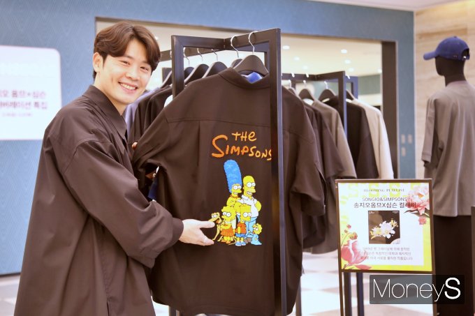 광주신세계 송지오옴므 본관 1층 팝업매장에서 직원이 심슨 콜라보 제품을 선보이고 있다/사진=광주신세계 제공.