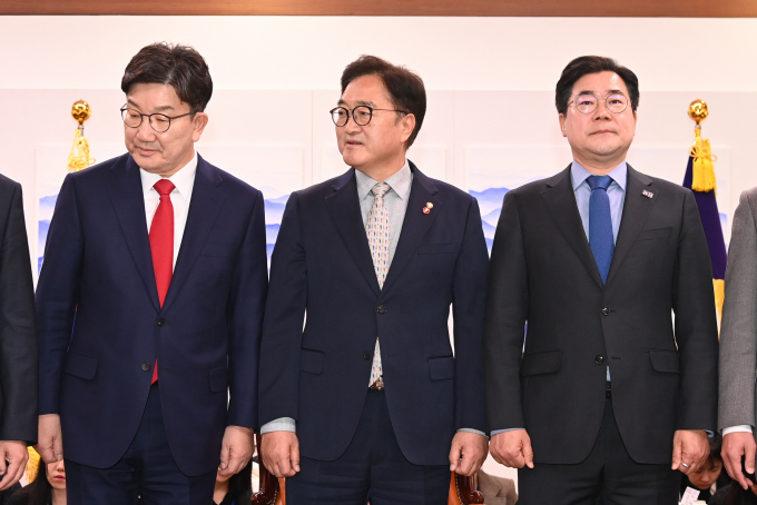 여·야가 연금개혁 중 하나인 보험료율 13%·소득대체율 43% 모수개혁안을 소관 상임위원회에서 처리하는 데 잠정 합의했지만 연금특위 내 문구에선 이견을 보였다. 사진은 우원식 국회의장(가운데)과 권성동 국민의힘 원내대표(왼쪽), 박찬대 더불어민주당 원내대표가 18일 서울 여의도 국회에서 열린 여·야 회동에서 기념촬영하는 모습. /사진=뉴시스(공동취재)  