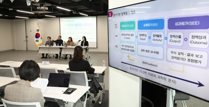 18일 경기도교육청 남부청사에서 도교육청 정책기획관이 출입기자단을 상대로 올해 본청 및 소속기관에 대한 평가 개선 사항에 대해 브리핑을 하고 있다. /사진제공=경기도교육청