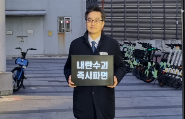 김동연 경기도지사는 윤석열 대통령에 대한 탄핵소추안이 인용되면 조기 대선 출마에 대해 입장을 밝히겠다고 말했다. 사진은 김동연 경기도지사가 지난 17일 오후 경기 의정부역에서 윤석열 대통령 탄핵을 촉구하는 1인 시위를 벌이는 모습. /사진=뉴시스