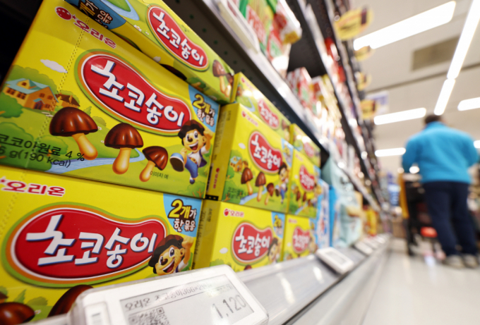 교보증권이 오리온 목표주가를 14만5000원으로 올렸다. 사진은 서울 한 대형마트에 진열된 초코송이. /사진=뉴스1
