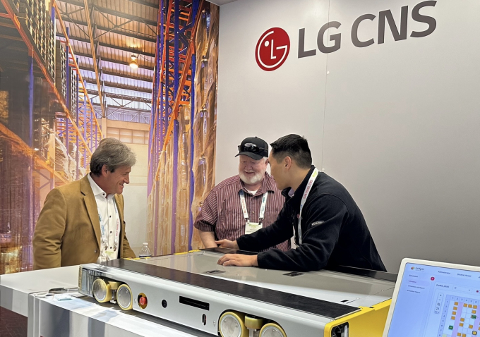 AX(인공지능 전환) 전문기업 LG CNS가 창고 자동화 물류로봇을 앞세워 북미 물류자동화 시장에 본격적으로 진출한다.사진은 LG CNS 직원이 17~20일 미국 시카고에서 열린 세계 최대 물류자동화 전시회 '프로맷 2025'에서 창고 자동화 물류로봇 '3D 모바일 셔틀'과 스마트물류 솔루션을 소개하고 있는 모습. /사진=LG CNS 제공