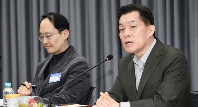 이재준 수원시장이 18일 시청에서 열린 '자치분권협의회 2025년 제1차 정례회의'에서 인사말을 하고 있다. /사진제공=수원시