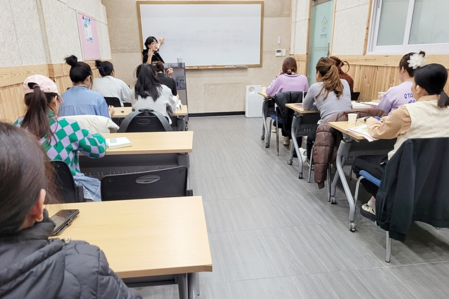 청송가족센터에서 결혼이민자 역량강화를 위한 한국어 교육이 진행 중인 모습./사진제공=경북 청송군