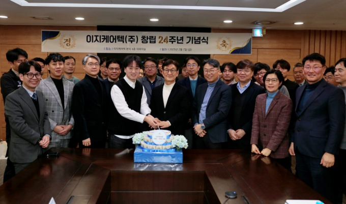 이지케어텍 주가가 폐렴 진단 보조 인공지능(AI) 호재 전과 후 사이에서 움직인다. 사진은 이지케어텍 창립 24주년 기념식/사진=이지케어텍