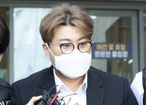 음주 뺑소니 혐의를 받는 가수 김호중의 항소심에서 검찰이 실형을 구형했다. 사진은 음주 뺑소니 혐의를 받고 있는 트로트 가수 김호중이 서울 강남경찰서에서 검찰로 송치되는 모습. /사진=뉴시스