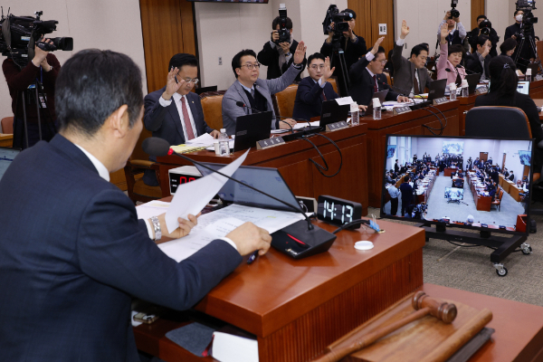 국회 법제사법위원회는 긴급현안질의에 명태균씨를 직접 불러 질의한다. 사진은 19일 오후 서울 여의도 국회에서 열린 제423회 국회(임시회) 법제사법위원회 제2차 전체회의에서 유상범 간사 등 여당 의원들이 명태균 증인 출석요구의 건 반대 표결을 하고 있는 모습. /사진=뉴스1