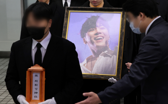 가수 휘성의 동생이 장례를 마치고 조문객들에게 감사 인사를 전했다. 사진은 지난 16일 서울 강남구 삼성서울병원 장례식장에서 엄수된 휘성의 발인식. /사진=뉴스1
