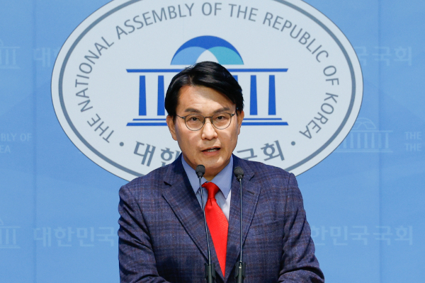 윤상현 국민의힘 의원이 이재명 더불어민주당 대표를 향해 윤석열 대통령 탄핵심판 각하를 돕는 X맨이라고 지적했다. 사진은 윤상현 국민의힘 의원이 기자회견을 하는 모습. /사진=뉴스1