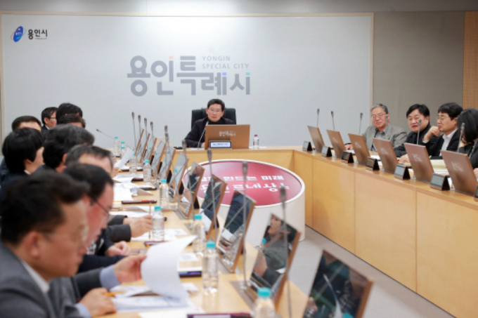이상일(가운데) 용인시장이 19일 경기 용인시청 영상회의실에서 열린 ‘용인 시민프로축구단’ 창단 준비 회의를 주재하고 있다. /사진제공=용인특례시