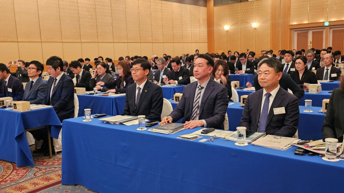 이정행 부산항만물류협회장(앞줄 오른쪽부터)과 박병근 부산항운노동조합 위원장, 송상근 부산항만공사 사장이 일본 현지서 여린 부산항 세일즈에 참여하고 있다./사진=부산항만공사