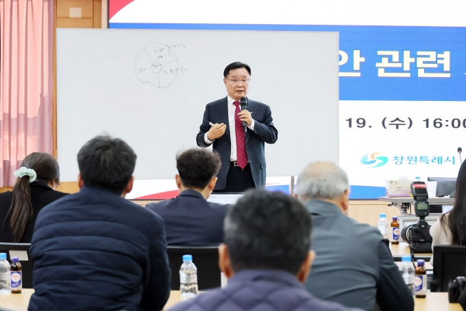 홍남표 시장이 지난 19일 오후 긴급 기자회견을 열고 사태 관련을 설명했다./사진=창원시