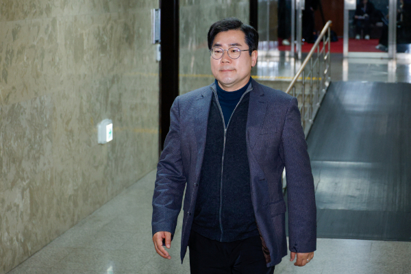 더불어민주당이 마은혁 헌법재판관 후보자 임명을 거부하고 있는 최상목 대통령 권한대행 부총리 겸 기획재정부 장관에 대한 탄핵을 추진한다. 사진은 박찬대 더불어민주당 원내대표가 비상의원총회에 입장하는 모습. /사진=뉴스1