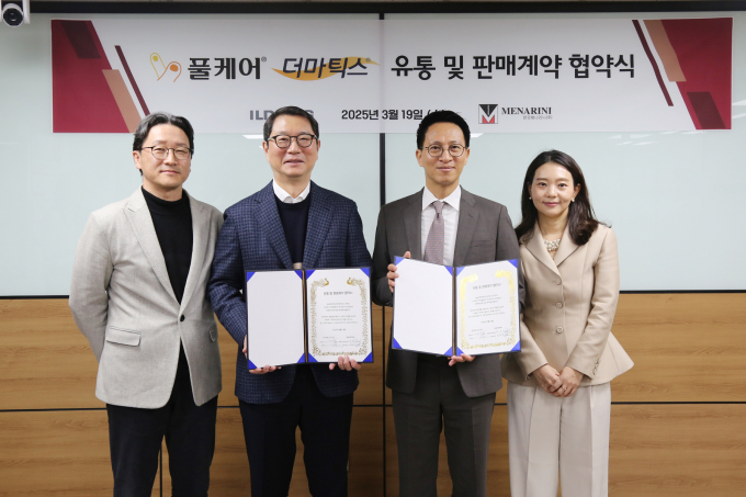 일동제약과 한국메나리니가 더마틱스와 풀케어의 국내 판매를 위해 협력한다. 윤웅섭 일동제약 대표(왼쪽 두 번째)와 배한준 한국메나리니 대표(왼쪽 세 번째)가 지난 19일 일동제약 본사에서 치러진 협약식에서 기념 촬영을 하고 있다. /사진=일동제약 