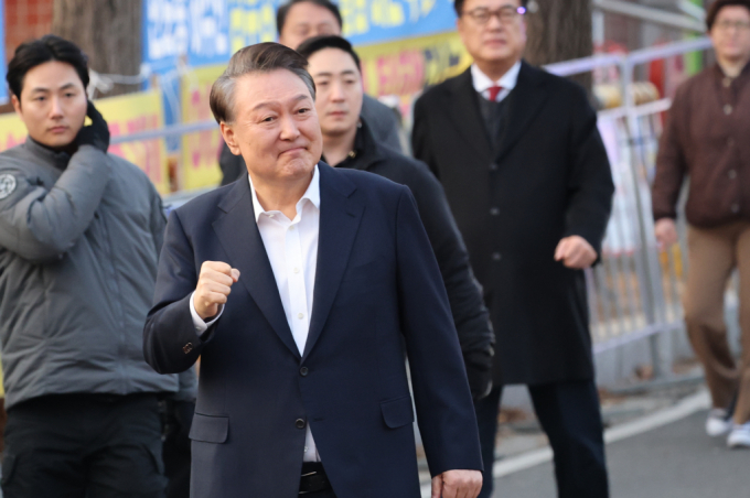 윤석열 대통령이 구치소 석방 이후 처음으로 공식 메시지를 냈다. 사진은 법원의 구속취소 청구 인용으로 석방된 윤석열 대통령 모습. /사진=뉴스1