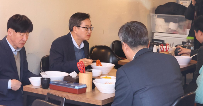  김동연 경기도지사(왼쪽에서 두 번째)가 20일 수원시내  한 음식점을 깜짝 방문해 비빔국수로 점심을 먹고 있다. /사진 제공=경기도