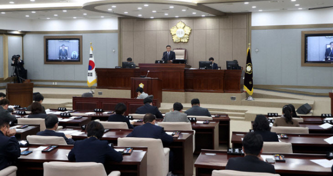 수원특례시의회가 20일 제391회 임시회 제2차 본회의를 열고 조례안, 동의안, 의견제시의 건 등 총 18개 안건을 처리하고 이재식 의장이 회기 폐회를 선언하고 있다. / 진제공=수원특례시의회