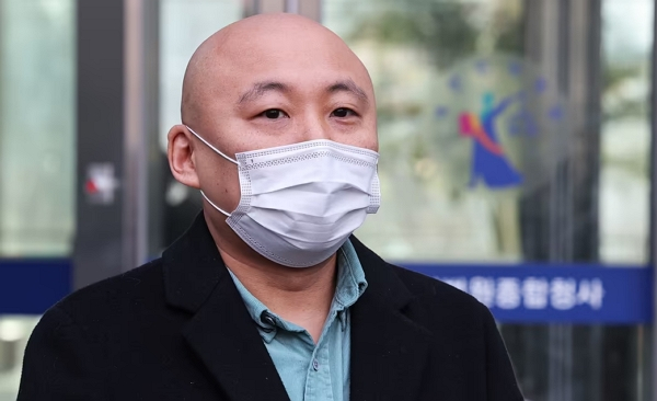 웹툰작가 주호민의 아내가 자신의 아들을 학대한 혐의를 받는 특수교사 주장을 반박하고 나섰다. 사진은 웹툰작가 주호민이 수원지방법원 앞에서 취재진 질문에 답하는 모습. /사진=뉴스1