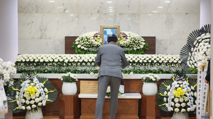 권성동 국민의힘 원내대표가 윤석열 대통령을 지지하며 분신을 시도하다 사망한 권모씨를 빈소를 찾았다. 사진은 권 원내대표가 지난 20일 서울 한 병원에 마련된 윤 대통령 지지자 권씨의 빈소를 찾아 조문하는 모습. /사진=뉴스1(국민의힘 제공) 