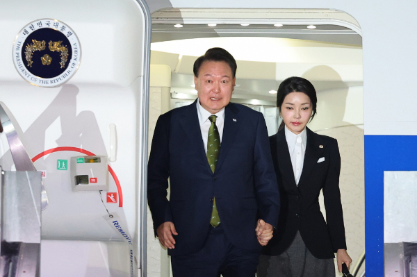 전현희 더불어민주당 최고위원이 김건희 여사가 '이재명 대표를 쏘고 싶다'고 발언했다는 의혹에 대해 강하게 비판했다. 사진은 필리핀·싱가포르 국빈방문 및 한·아세안 정상회의 일정을 마친 윤석열 대통령과 부인 김건희 여사 모습. /사진=뉴시스