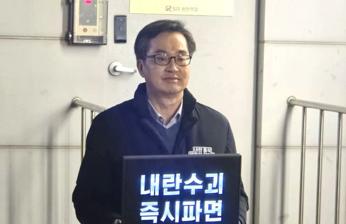 지난 20일 동탄역에서 퇴근후 1인 시위를 벌이고 있는 김동연 경기도지사. /사진제공=경기도