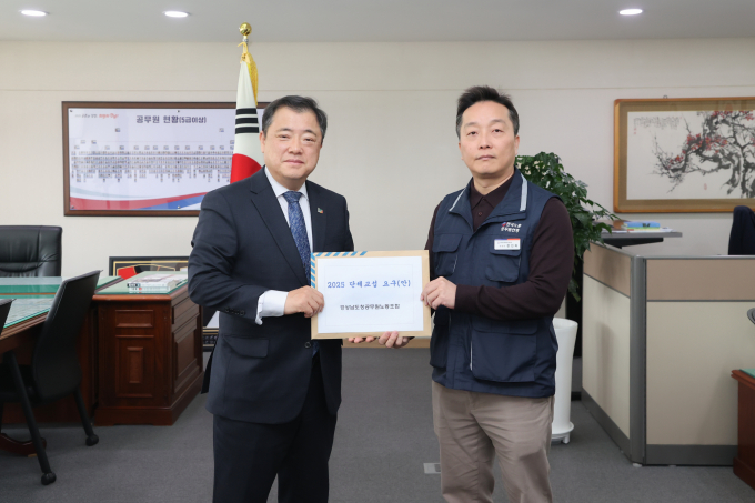 박명균 행정부지사(좌측)와 한진희 도공무원 노조위원장이 21일 단체교섭 추진을 합의했다./사진=경남도