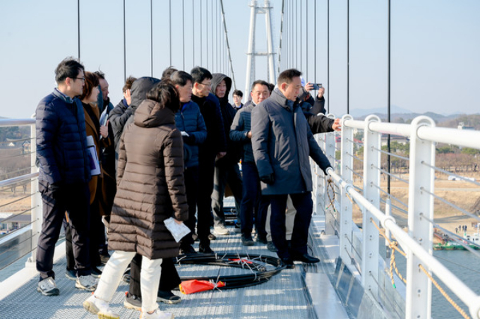 이충우 여주시장(오른쪽)이 20일 남한강 출렁다리에서 현장점검을 하고 있다. /사진제공=여주시