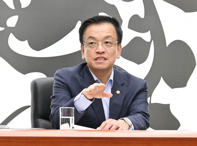 야5당(더불어민주당, 조국혁신당, 진보당, 기본소득당, 사회민주당)이 21일 오후 2시에 최상목 대통령 권한대행 부총리 겸 기획재정부 장관에 대한 탄핵 소추안을 발의하겠다고 밝혔다. 사진은 최 권한대행이 지난 20일 경북 경주화백컨벤션센터(HICO)에서 열린 32차 아시아태평양경제협력체(APEC) 정상회의 준비 상황 점검 회의에서 발언하는 모습. /사진=뉴시스(기재부 제공) 