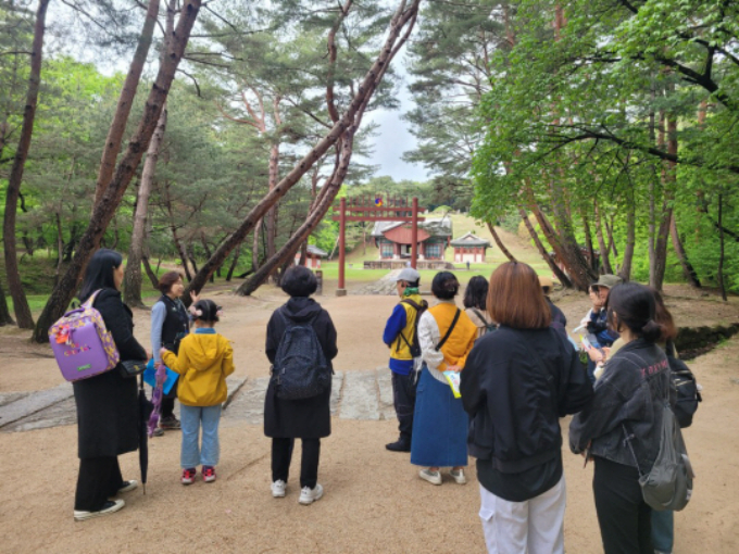  세계유산 동구릉 문화관광해설사가 방문객에게 해설을 하고 있다. 구리시는 지하철 8호선 개통에 따른 관광 수요를 반영하고 지역 관광자원 활성화를 도모하기 위해 오는 4월 1일부터 해설 시간을 변경해 운영한다. /사진제공=구리시  