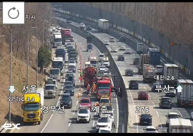 대전 경부고속도로에서 차량 8대를 싣고 가던 자동차운반차량이 전도됐다. /사진=한국도로공사 홈페이지 캡처