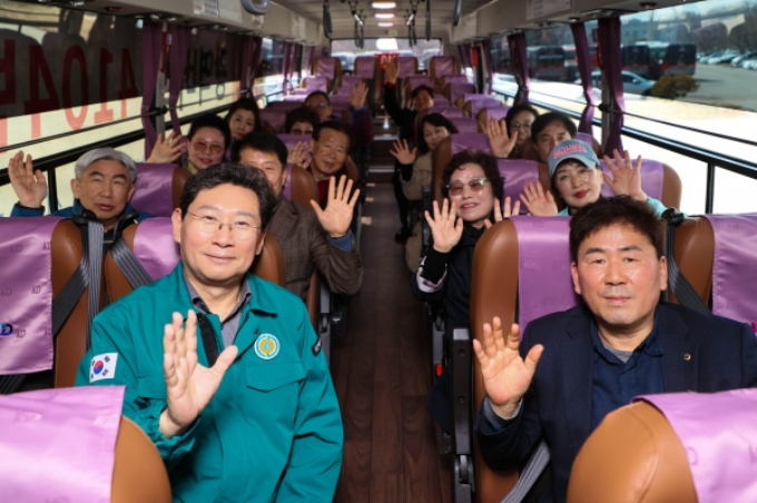 이상일 용인시장(앞줄 왼쪽)이 21일 경희대 차고지서 4월 1일부터 정식 운행하는 4104번 광역버스 사전점검을 하고 있다. / 사진제공=용인특례시