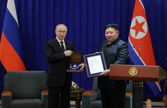 북한과 러시아가 양국의 상호 여행에 대한 협정 초안 작성을 진행하고 있다. 지난 6월 북한 노동당 기관지 노동신문이 블라디미르 푸틴 러시아 대통령(왼쪽)에게 조선민주주의인민공화국 최고훈장인 김일성훈장을 수여했다고 보도한 모습. /사진=뉴스1